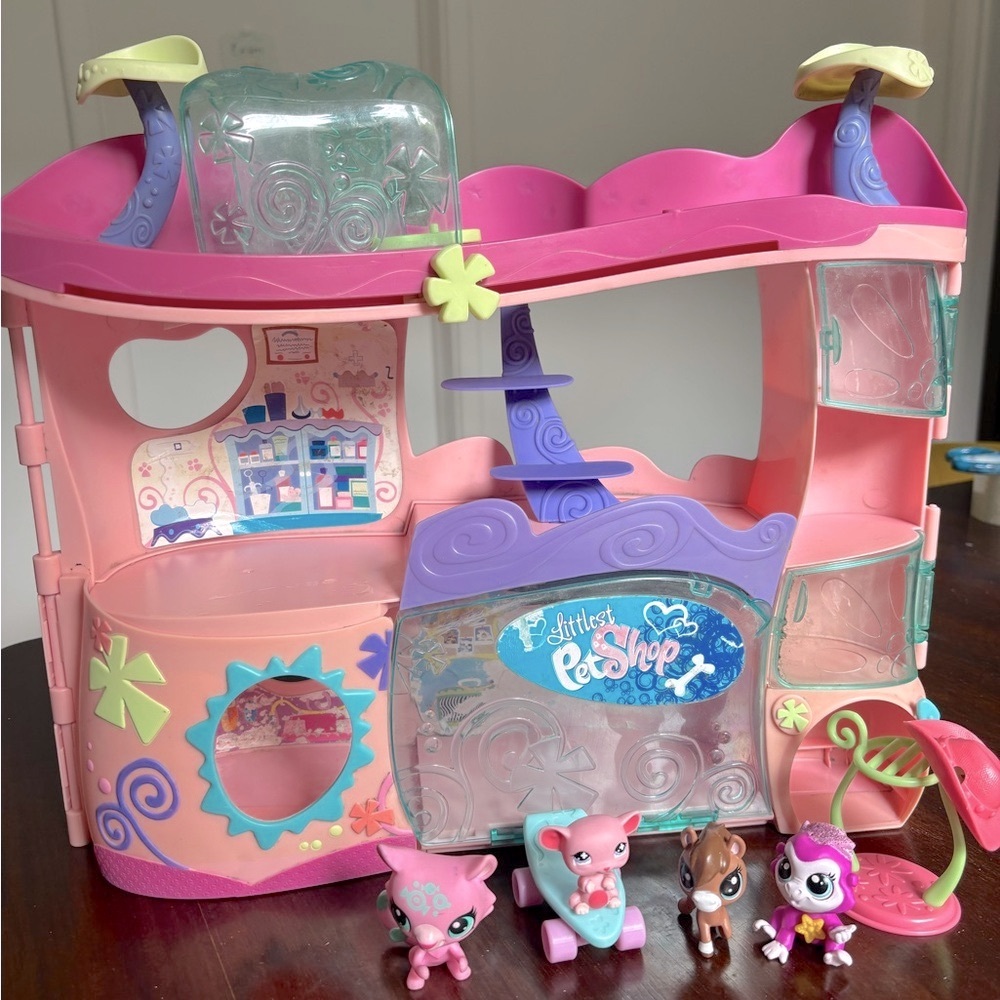 (TRADED) Littlest Pet Shop Adoption Centre with other accessories and 4 LPS